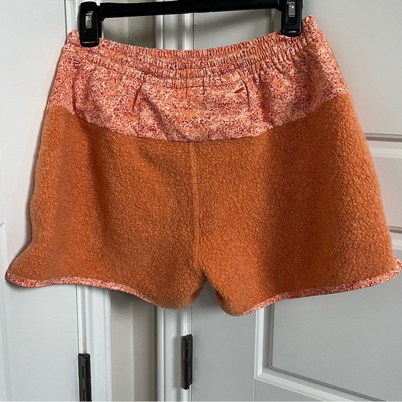 Outdoor Voices Megafleece Shorts in Papaya Size Small - Picture 4 of 6